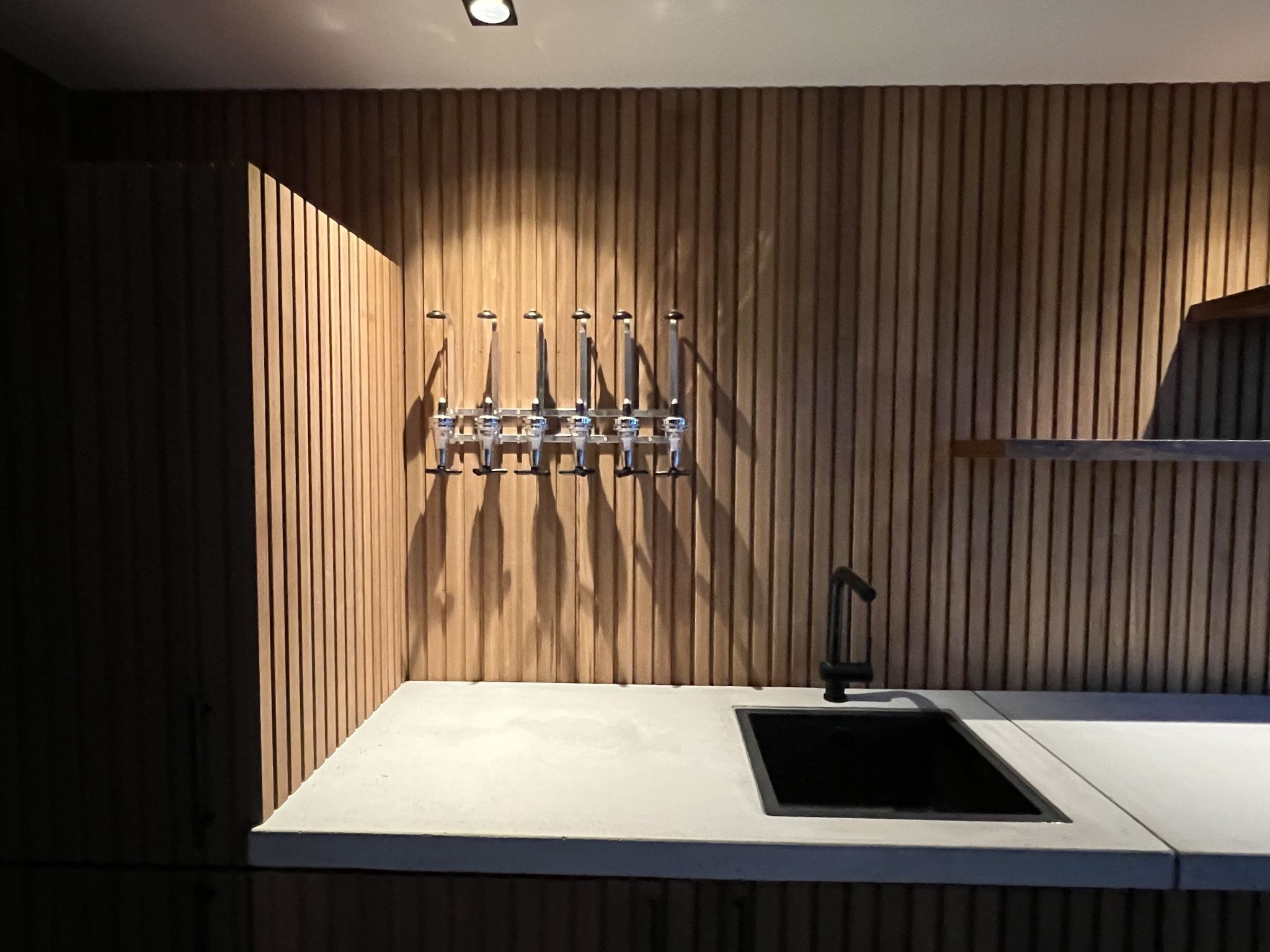 Buitenkeuken met Ayous hout wandbekleding