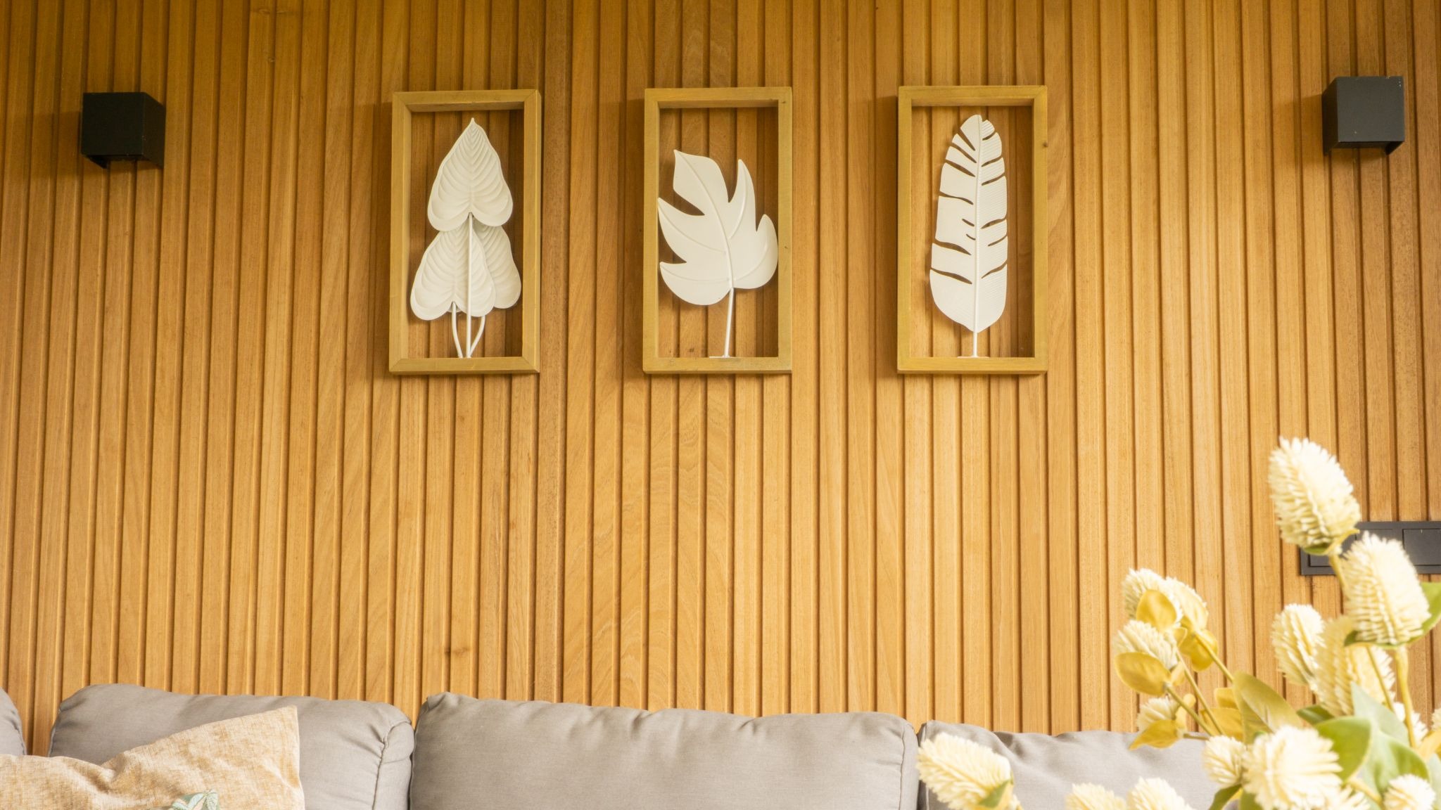 Luxe buitenkeuken met Ayous houtafwerking en zicht op tuin