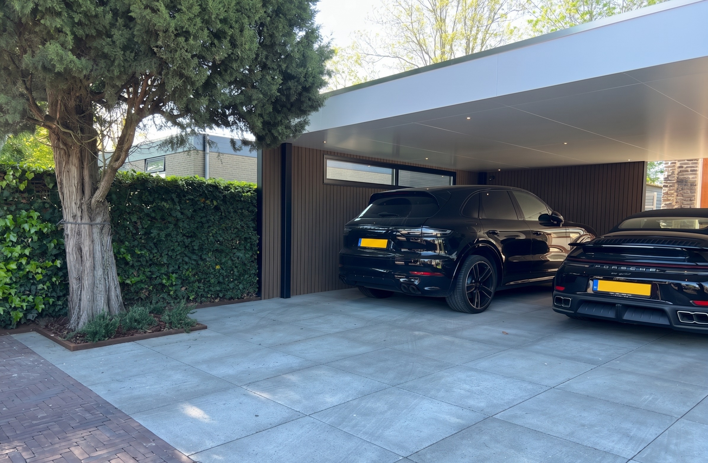 luxe carport op maat geïntegreerd in buitenruimte