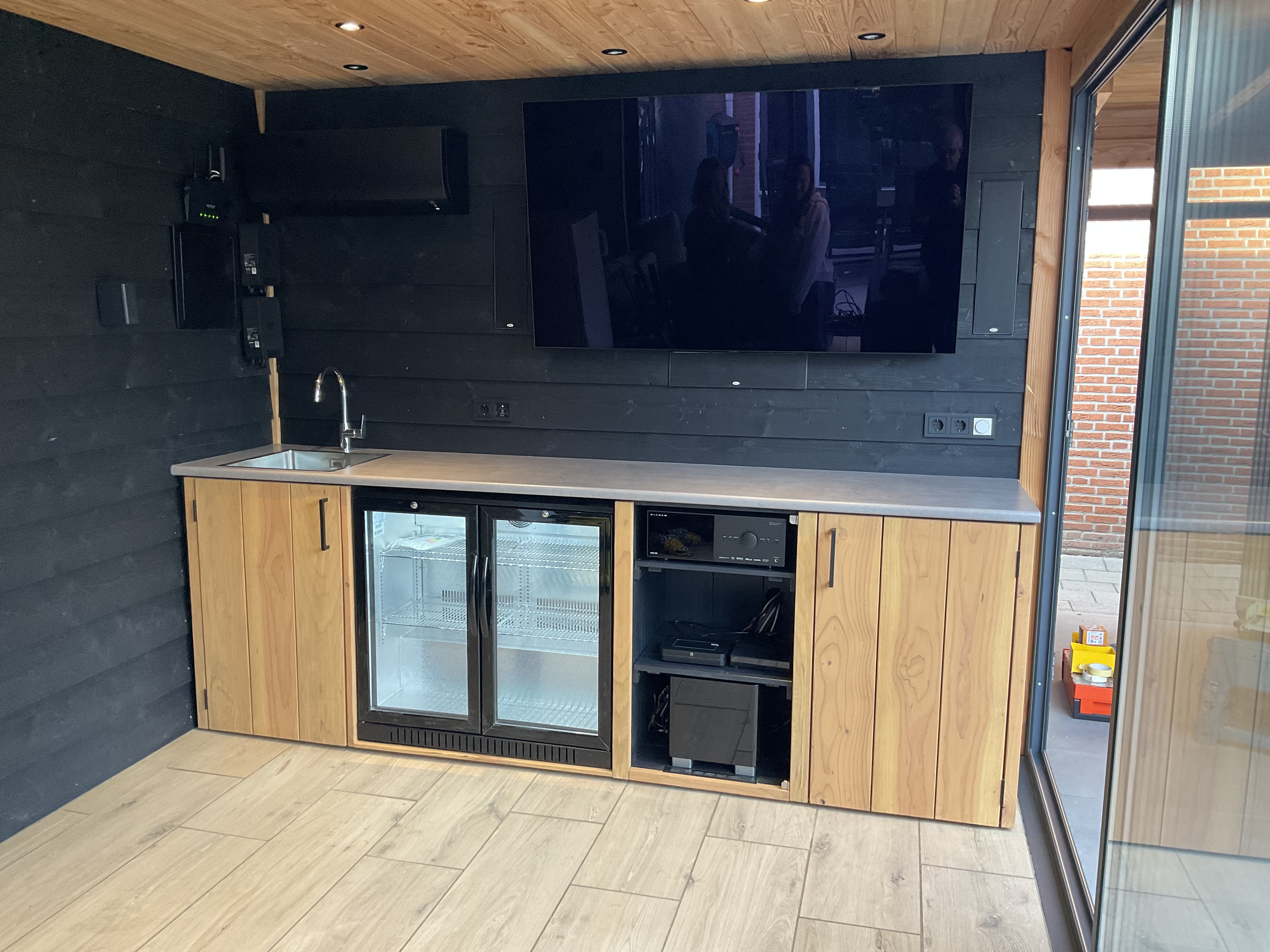 Buitenkeuken van hout en staal | Luxe maatwerk buitenkeukens | Apard