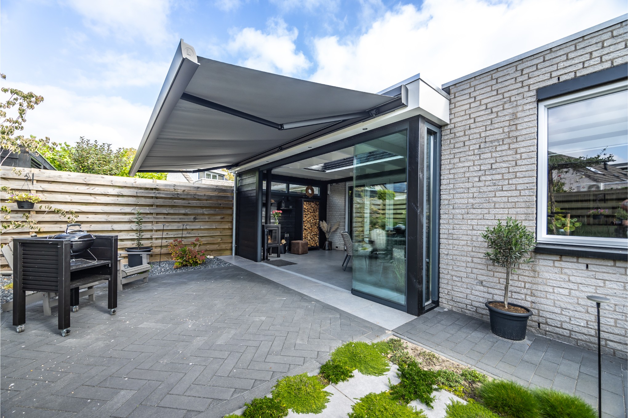 Luxe overkapping aan huis met berging en nieuwe tuin