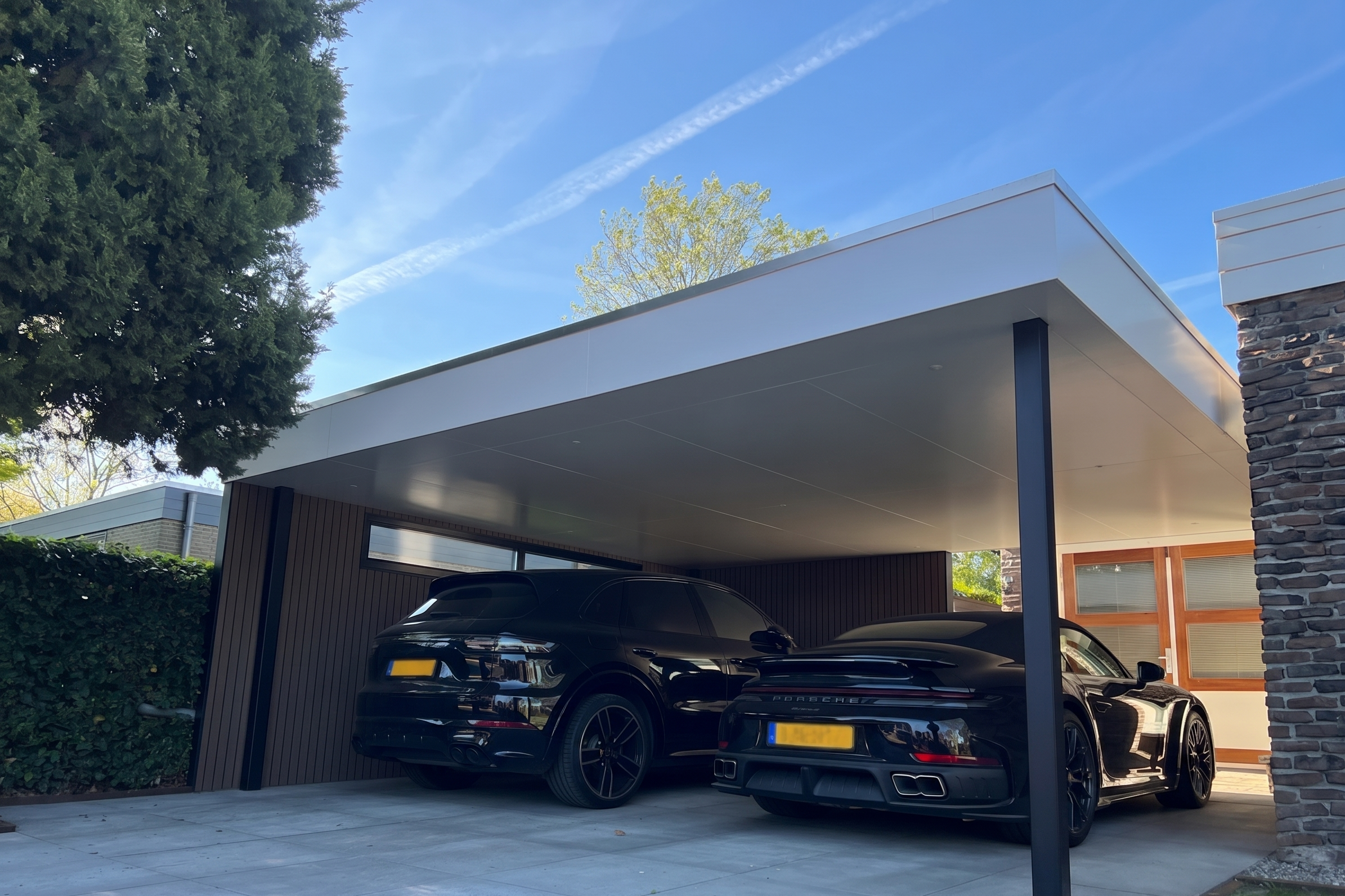 luxe carport op maat geïntegreerd in buitenruimte