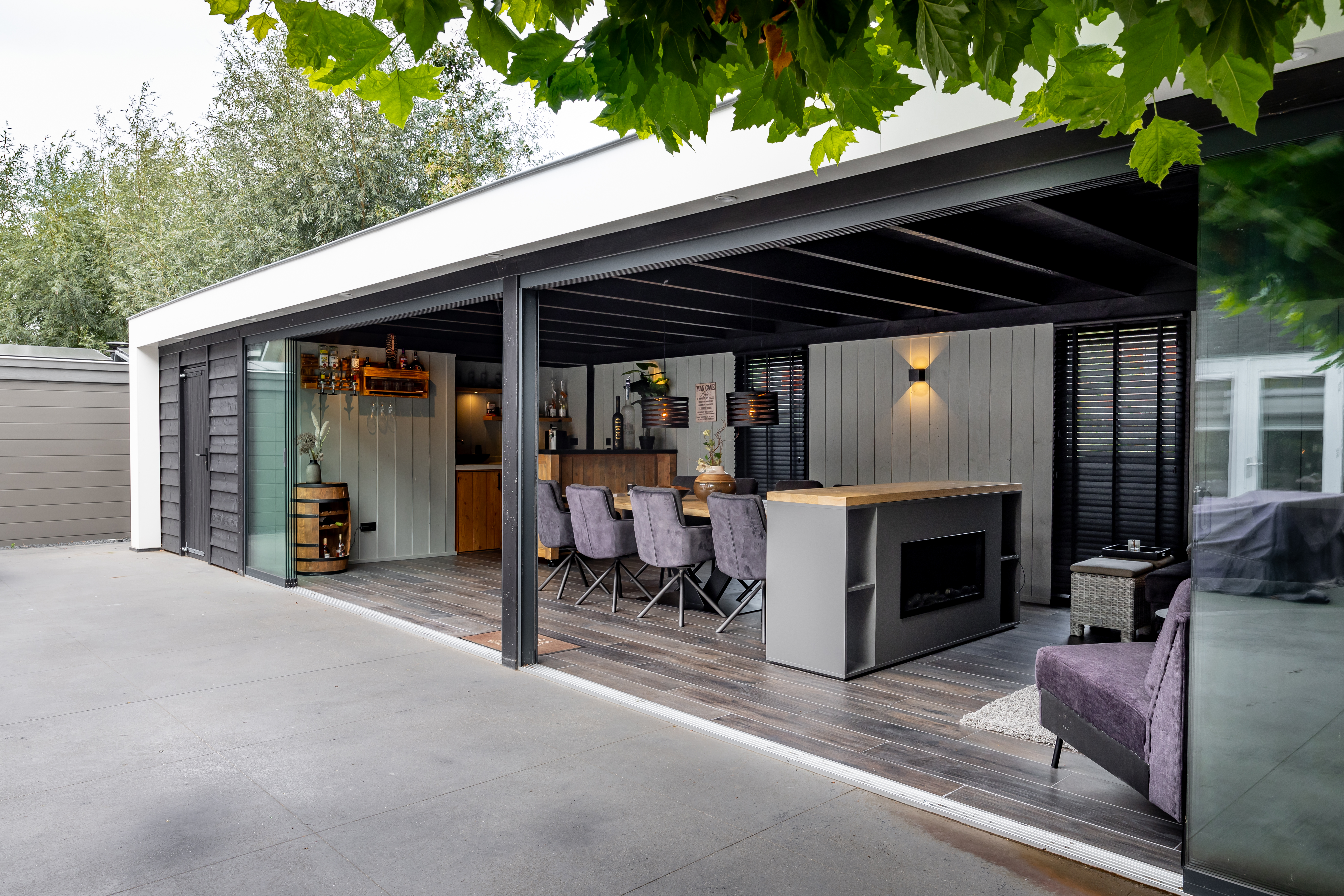 Strakke overkapping aan huis met een moderne glazen lichtstraat die zorgt voor extra daglicht.