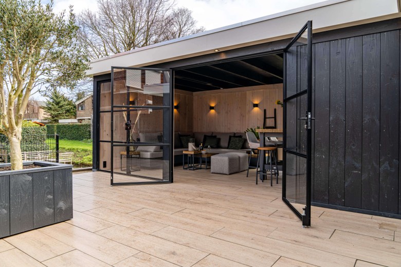 Houten tuinkamer met luxe buitenkeuken en stalen puien | Apard