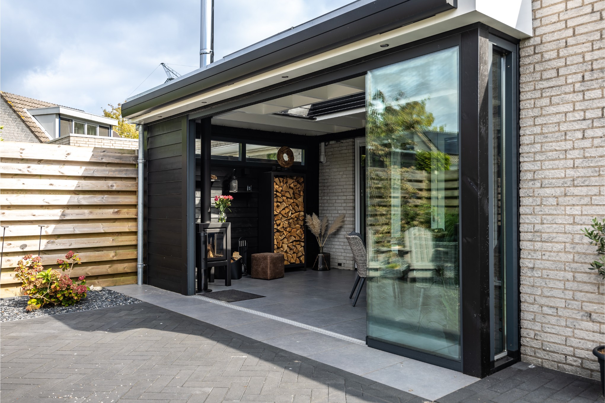 Luxe overkapping aan huis met berging en nieuwe tuin