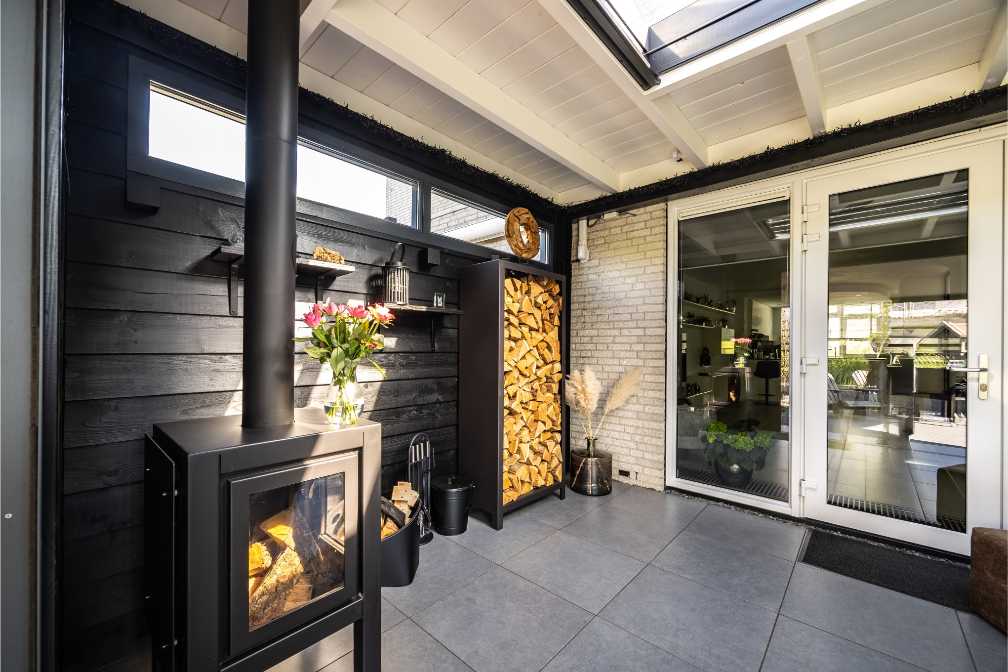 Luxe overkapping aan huis met berging en nieuwe tuin