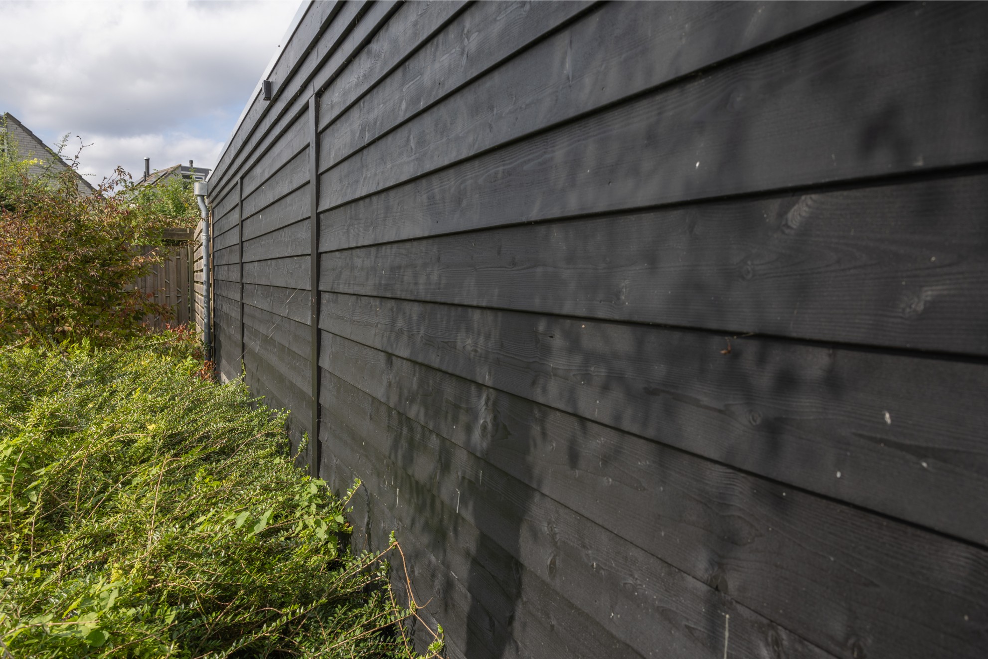 Luxe overkapping aan huis met berging en nieuwe tuin