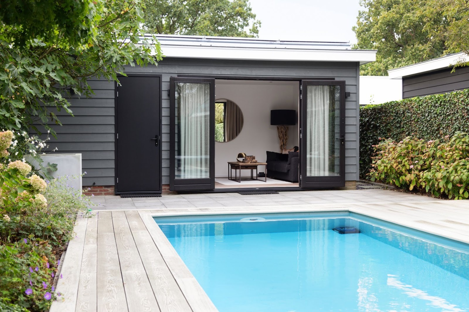 luxe poolhouse gerealiseerd door Apard