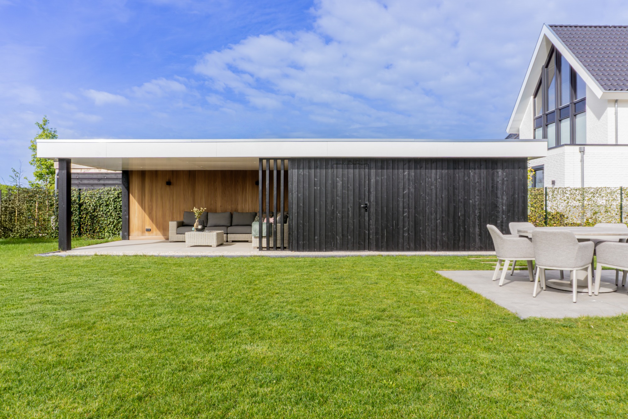 Luxe overkapping met berging en lounge | Apard